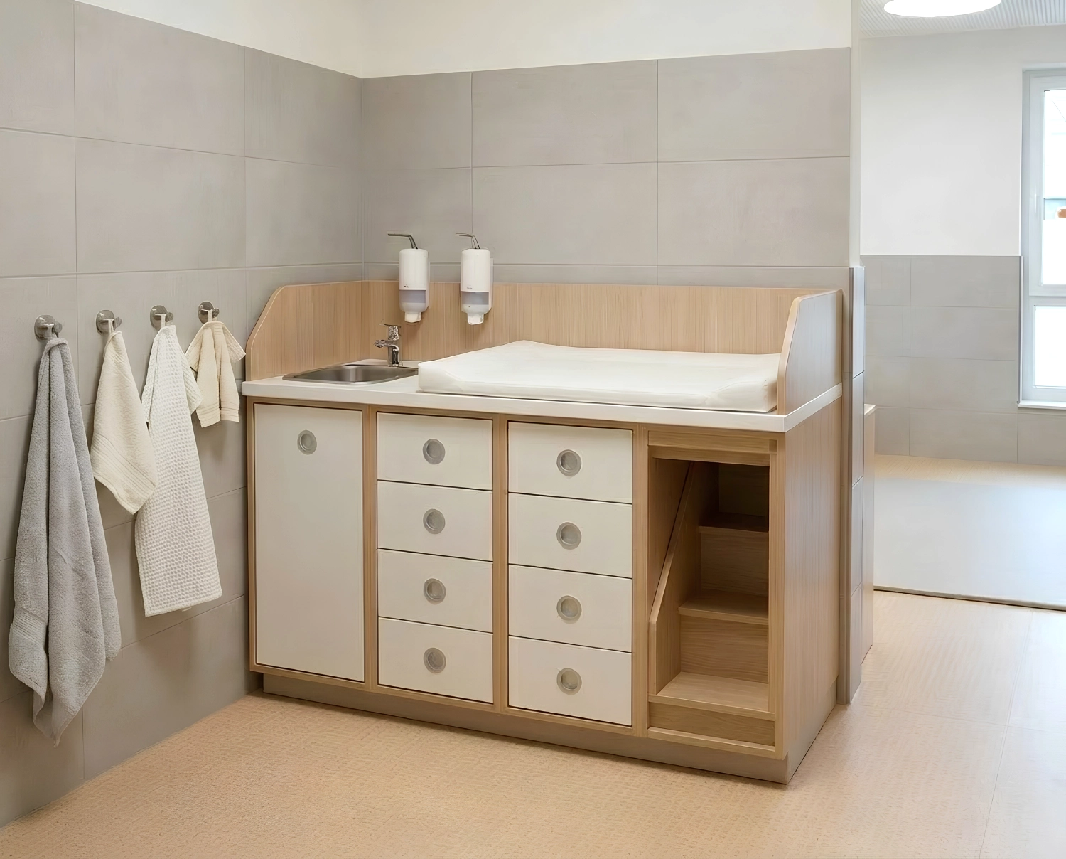Smarte Wickelkommode für Kita – modular aufgebauter Wickelbereich mit offenen und geschlossenen Stauraumlösungen für klare Abläufe im Alltag